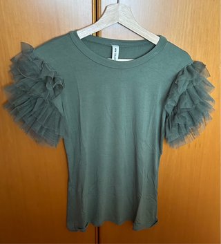 Camiseta verde con volantes