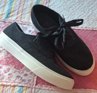 Zapatillas mujer negras con lazo