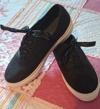 Zapatillas mujer negras con lazo