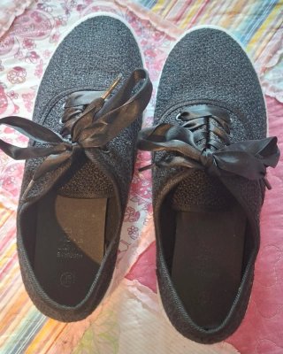 Zapatillas mujer negras con lazo