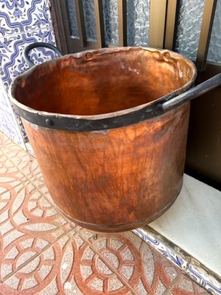 Caldero de cobre grande con asas