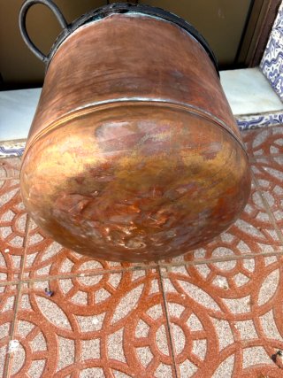 Caldero de cobre grande con asas