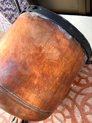Caldero de cobre grande con asas