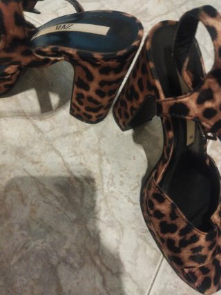 Zapatos de tacón Zara estampado leopardo