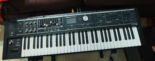 Roland VR-09 Combo B con soporte. En su caja