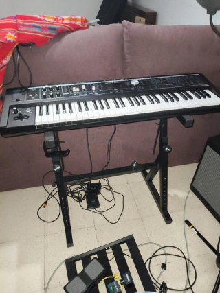 Roland VR-09 Combo B con soporte. En su caja