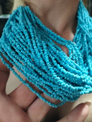 Collana con perline blu e chiusura beige