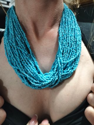 Collana con perline blu e chiusura beige