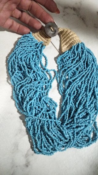 Collana con perline blu e chiusura beige