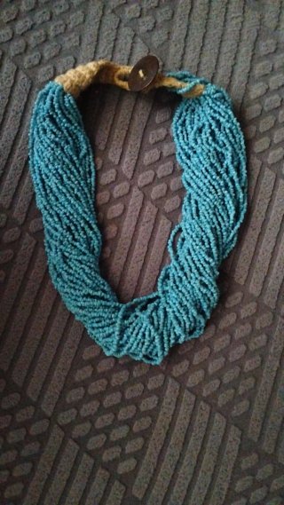 Collana con perline blu e chiusura beige