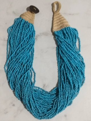 Collana con perline blu e chiusura beige