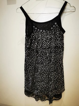 Vestido negro floral con volante