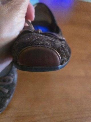 Zapatos de tacón negros y marrones