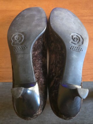 Zapatos de tacón negros y marrones