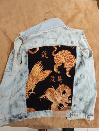 Chaleco vaquera con estampado oriental