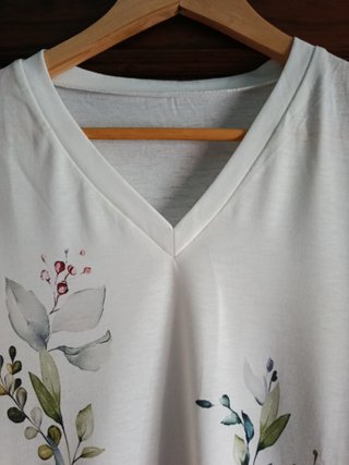 Camiseta flores blanca talla L