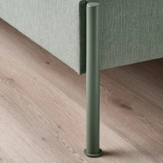 Cama verde con estructura metálica