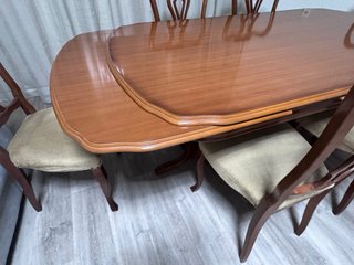 Mesa extensible y 6 sillas de madera