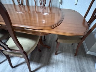 Mesa extensible y 6 sillas de madera