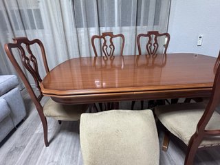 Mesa extensible y 6 sillas de madera