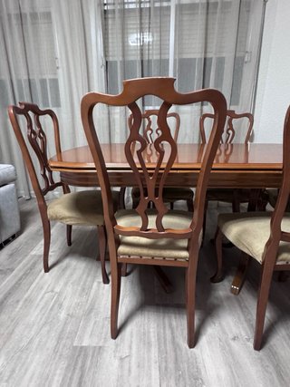 Mesa extensible y 6 sillas de madera