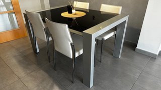Mesa comedor y 4 sillas modernas