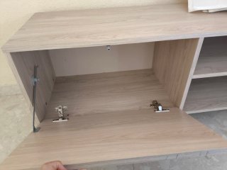 Mueble bajo TV beige y gris