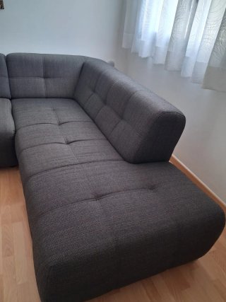 Sofá modular gris con chaise longue