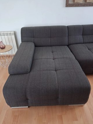 Sofá modular gris con chaise longue