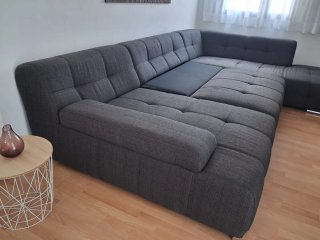 Sofá modular gris con chaise longue