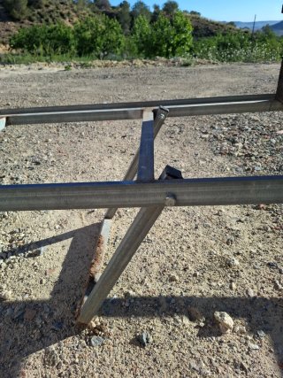 Soporte metálico para colmenas