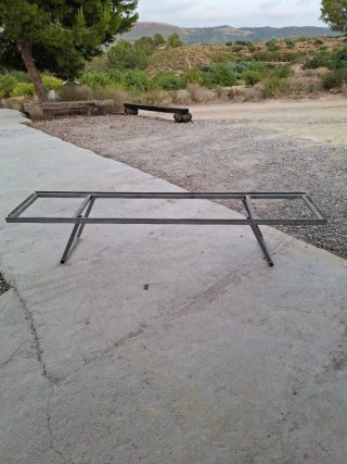 Soporte metálico para colmenas