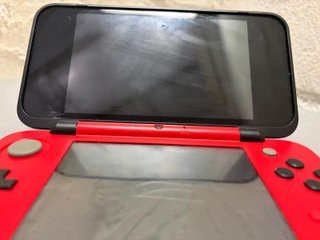 Nuovo Nintendo 2DS XL Nero/Rosso