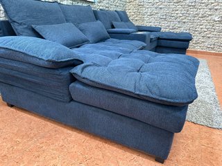 Sofá chaise longue azul con posavasos
