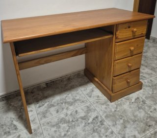 Escritorio de madera con cajones