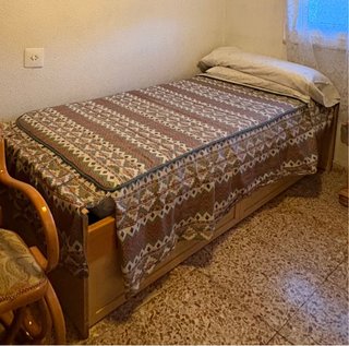 Cama individual de madera con somier