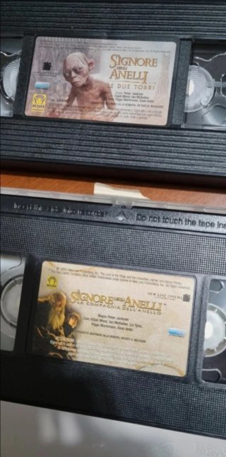 Set da 2 vhs della saga del Signore degli anelli.