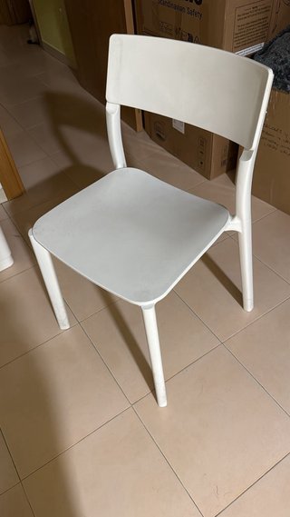 Mesa comedor blanca y 4 sillas plasticas