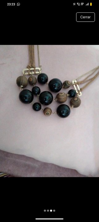 Collar de cuentas de madera y metal