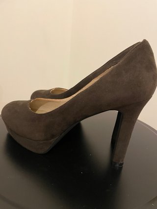 Nuevos. Zapatos de tacón con plataforma marrones.