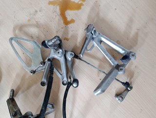 Reposapiés y maneta moto es Honda