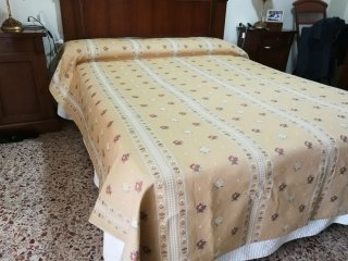 Ropa de tela beige y verde
