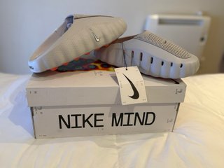 Chanclas Nike grises y naranjas
