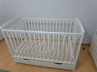 Cuna de bebé blanca