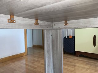 Mesa de comedor madera gris.