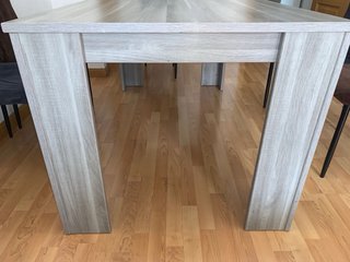 Mesa de comedor madera gris.