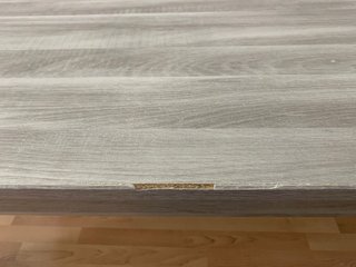 Mesa de comedor madera gris.