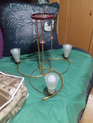 Lámpara de techo dorada y cerezo.