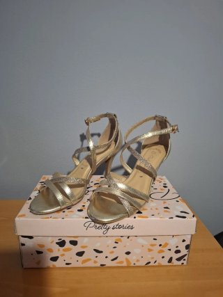 Zapatos de tacón dorados