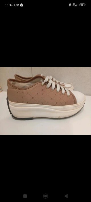 Deportivas beige y blancas